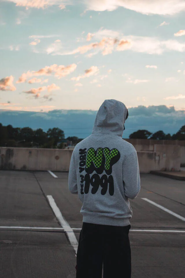 individuell bestickte Sweatshirts im College-Stil