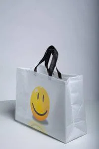Personalisierte TNT-Einkaufstaschen? Hier erfahren Sie, wie viel sie kosten und wann man sie Baumwolltaschen vorziehen sollte.