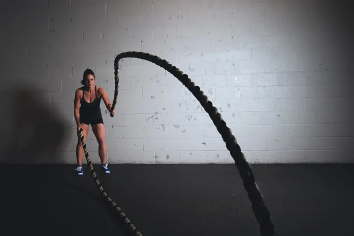 Personalisiertes, enges Tanktop für Damen fürs Fitnessstudio