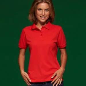 Personalisierte rote Damen-Polosshirts: 5 Muster, die Sie vermeiden sollten