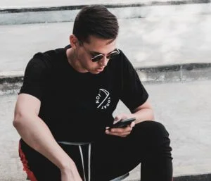Minimalistisches T-Shirt-Design: Darauf sollten Sie achten, um den richtigen Effekt zu erzielen.