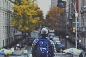 So gestaltest du deinen Rucksack individuell: 3 effektive Ideen (für Nicht-Kreative)