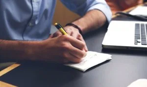 Personalisierte Kugelschreiber als Geschenk: Initialen vs. vollständige Namen und weitere Fragen